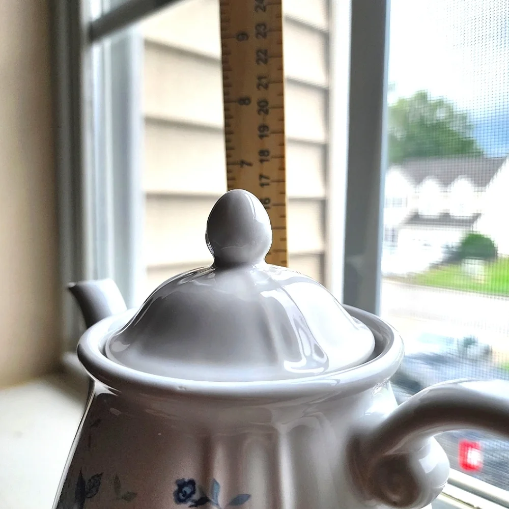 Ceramic kettle white‎ with blue roses